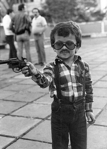 Un joven Manuel Borja Villel juega en las calles de Nazaret. Fotografía de archivo en blanco y negro.